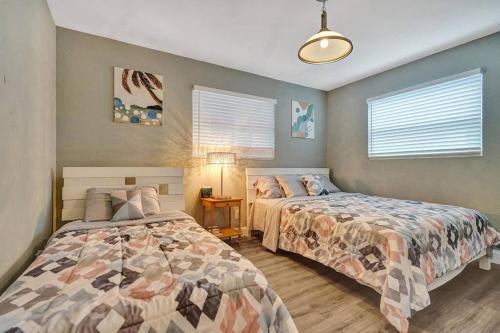 um quarto com 2 camas e um candeeiro em Luxury 3bd/2ba near Beach & Las Olas em Fort Lauderdale