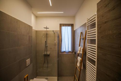 bagno con doccia e servizi igienici. di Vista Langhe - CerratoHouses a Guarene