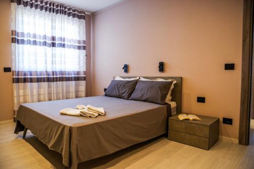 um quarto com uma cama com duas toalhas em Vista Langhe - CerratoHouses em Guarene
