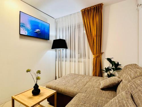 um quarto de hotel com uma cama e uma janela em Altheda Living Tiny House em Suceava
