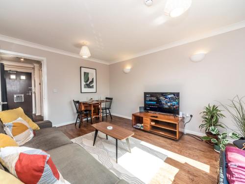 Televizors / izklaižu centrs naktsmītnē Pass the Keys Sidney Street Lovely one bed flat - great base to explore London