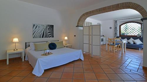 1 dormitorio con 1 cama y sala de estar en VILLA BIDDIZZA en Acireale