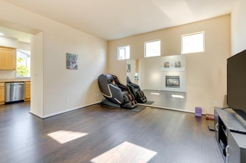 Una cocina o zona de cocina en Bothell Retreat Home Gym, Fireplace and More!