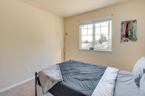 Cama o camas de una habitación en Bothell Retreat Home Gym, Fireplace and More!
