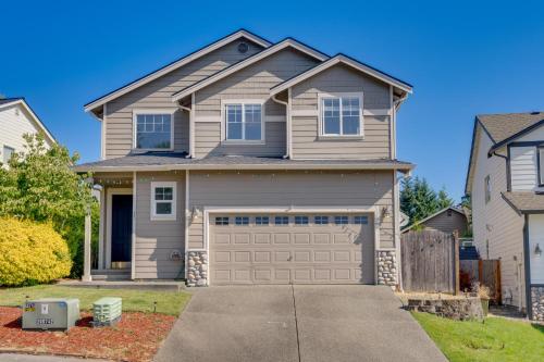 una casa con un garaje delante en Bothell Retreat Home Gym, Fireplace and More!, en Bothell
