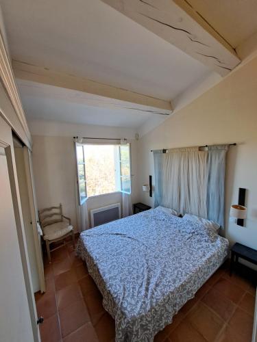 une chambre avec un lit et une fenêtre dans l'établissement Appartement F2 dans le golf de Saint-Endréol, à La Motte
