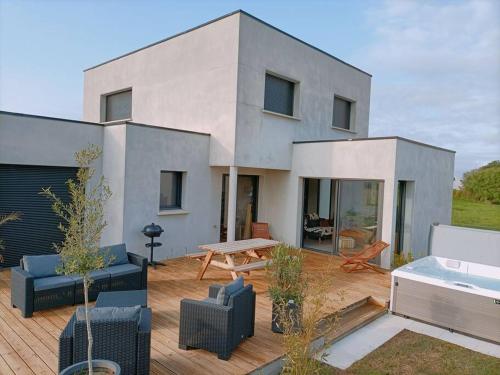 une maison moderne avec un patio et une piscine dans l'établissement Maison de vacances Ty Zoizos à 250 m de la plage, à Plouescat