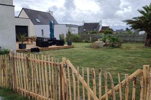 une clôture en bois devant une cour dans l'établissement Maison de vacances Ty Zoizos à 250 m de la plage, à Plouescat