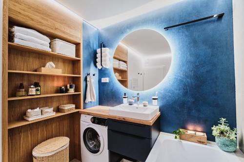 een badkamer met een wasmachine en een spiegel bij Jasmínový Ráj in Vítkovice