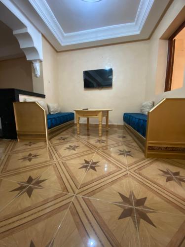 een woonkamer met een bank en een tafel bij THE BLEU TERRE in Chefchaouene