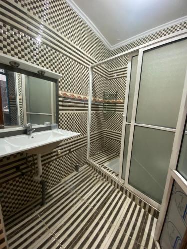een badkamer met een wastafel en een douche bij THE BLEU TERRE in Chefchaouene