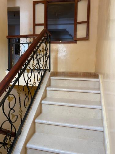 un conjunto de escaleras en una casa en THE BLEU TERRE, en Chefchaouen