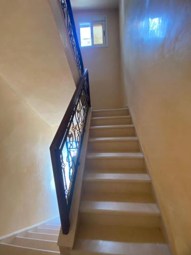 un escalier avec rampe en fer bleu dans l'établissement THE BLEU TERRE, à Chefchaouen