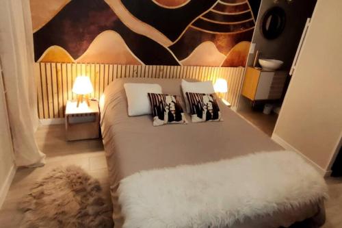 ein Schlafzimmer mit einem großen Bett mit Kissen darauf in der Unterkunft «l’Orient Express» joli 2 pièces fonctionnel in Nizza