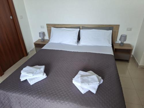 1 dormitorio con 1 cama con toallas en Balcone sul mare, en Scilla