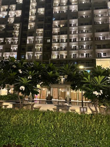 Bangunan di mana terletaknya aparthotel ini