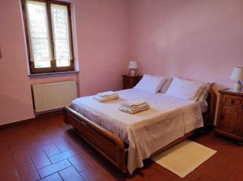 Appartamento Villa Marta في سبوليتو: غرفة نوم عليها سرير وفوط
