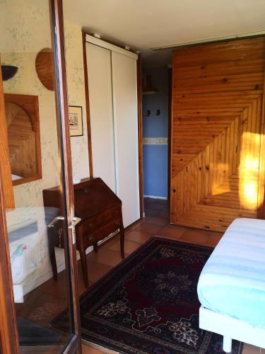 1 dormitorio con 1 cama y escritorio en una habitación en Gîte indépendant - services dîner et petit-déjeuner possible, en Deyme