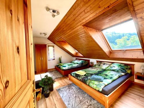 Postel nebo postele na pokoji v ubytování Familien-Appartement Schwarzwald bei Freiburg mit bis zu 4 Schlafzimmern