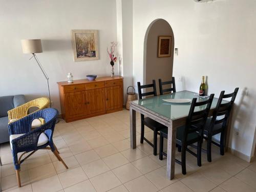 uma sala de jantar com uma mesa e algumas cadeiras em Apartamento en la playa de Riumar em Riumar