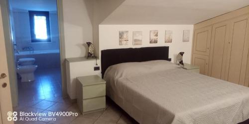 - une chambre avec un grand lit et une salle de bains dans l'établissement Relax a Marco Simone -Casa Domitilla -, à Marco Simone