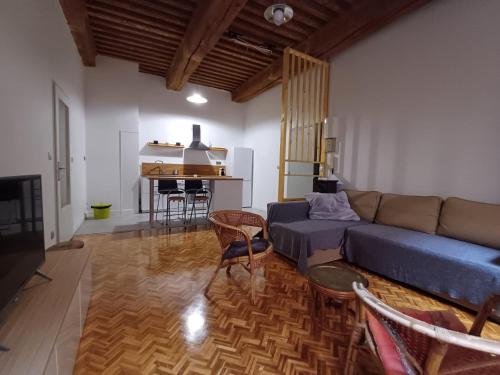 un salon avec un canapé et des chaises et une cuisine dans l'établissement Old town - Vieux Lyon -50 m2 flat, à Lyon