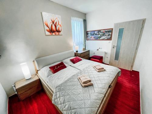 una camera da letto con un letto e due asciugamani di Apartmán Crocus 313 a Štrbské Pleso