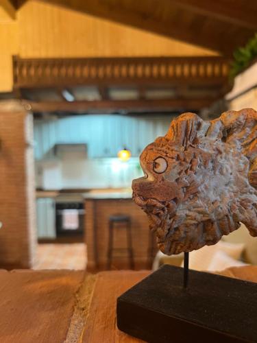 a rock on a table with a kitchen in the background at El latido del Tiétar in Lanzahita