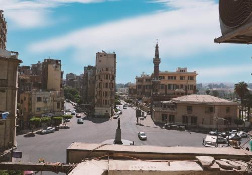 vista su una strada in una città con edifici di New Abdeen palace hostel a Il Cairo