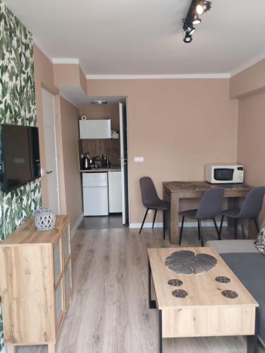 een woonkamer met een bank en een tafel bij Apartament RESET 2 pokojowy in Ustroń