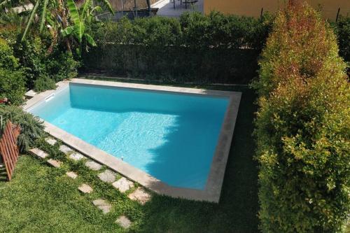 a swimming pool in the middle of a yard at Casa Jasmim in Algueirão - Mem Martins