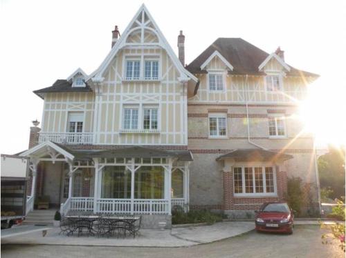 ein großes Haus mit einem davor geparkt in der Unterkunft APPARTEMENT AVEC VUE à 180 DEGRES SUR UN PARC ARBORE CALME PARKING in Senlis