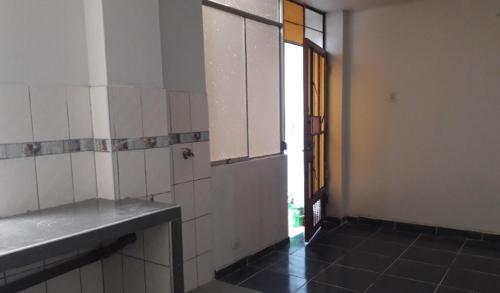 Habitación con cocina con encimera y ventana. en Apartamento Peruvian Black, en Lima