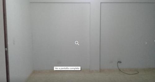 Una pared blanca con un cartel que dice que no hay controlador de estacionamiento en Apartamento Peruvian Black, en Lima