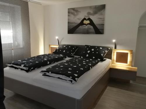 Tempat tidur dalam kamar di Ferienwohnung Am Steingarten beim Europa-Park