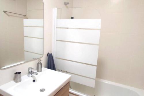 uma casa de banho branca com um lavatório e um espelho em Condado de Alhama Beautiful New Apartment with Golf Course Views em Alhama de Múrcia