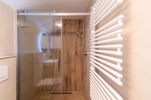 bagno con doccia e porta in vetro di Vista apartment 18 a Rokytnice nad Jizerou