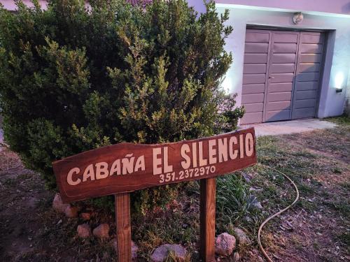 ein Schild vor einem Haus mit Garage in der Unterkunft Cabaña El Silencio in Los Algarrobos