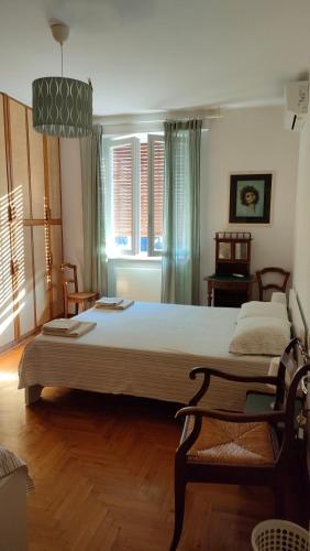 ein Schlafzimmer mit einem großen Bett in einem Zimmer in der Unterkunft B&B Velocipede in Cervignano del Friuli