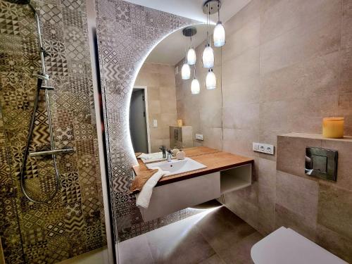 Ένα μπάνιο στο GOLDENE SONNE Bridge Apartments & SPA