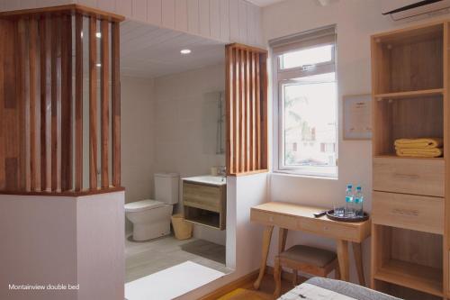 een badkamer met een toilet en een wastafel bij Casa Maria in Port Louis