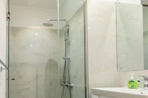 Ένα μπάνιο στο Lennox Beautiful 2 Bed