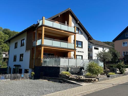 ein Gebäude mit einem Balkon auf der Seite in der Unterkunft Haus Cornelia in Einruhr