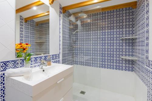 ein Badezimmer mit einem weißen Waschbecken und einer Dusche in der Unterkunft Fidalsa Feel the Sea in El Moncayo