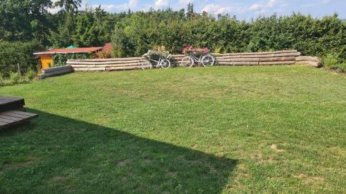 Duas bicicletas estacionadas no quintal. em Orlická přehrada Chata Malá em Kožlí u Orlíka