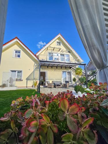 Сад в APARTAMENTY "LA VILLA" z klimatyzacją, ogrodem, parkingiem, blisko centrum