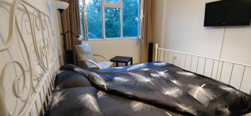 Un dormitorio con una cama con una manta. en ApartHotel Catalin, en Galaţi