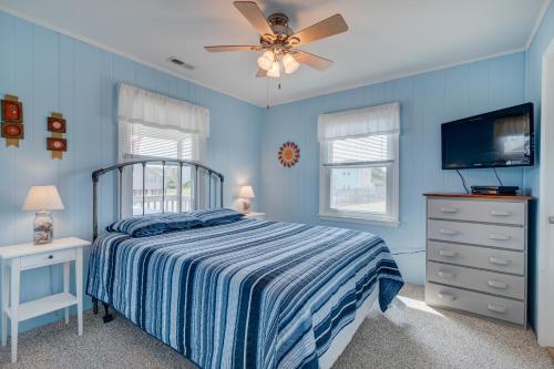 5232 - Peaceful Easy Feeling by Resort Realty في كيل ديفيل هيلز: غرفة نوم زرقاء مع سرير ومروحة سقف