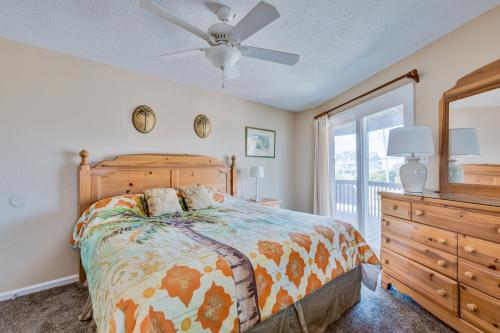 um quarto com uma cama e uma ventoinha de tecto em 5233 - Surfin Shamrock em Kill Devil Hills