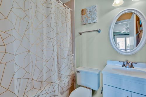 uma casa de banho com um WC, um lavatório e um espelho. em 5233 - Surfin Shamrock em Kill Devil Hills